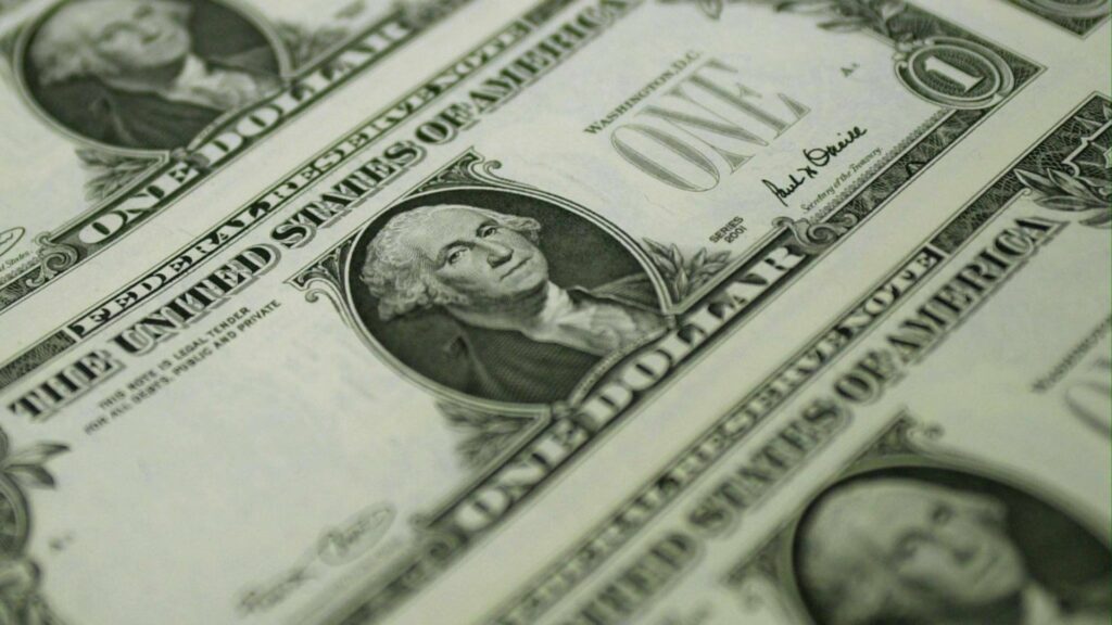 dolar fecha estavel a