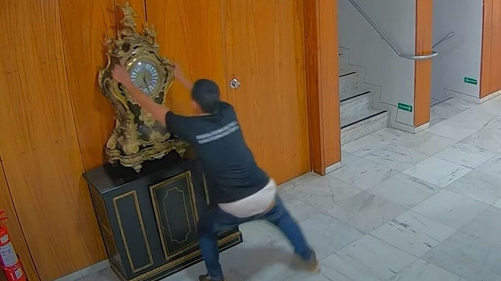 homem que quebrou relogio