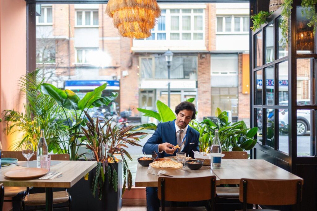 O Que Comer Sozinho em Restaurantes Revela Sobre Você: Uma Perspectiva Profunda Imagem do artigo