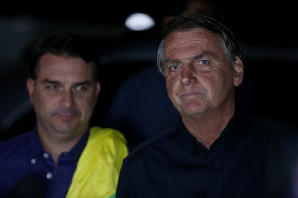 Bolsonaro Anuncia Flávio como Candidato à Presidência: ‘Decisão Legítima e Consciente’