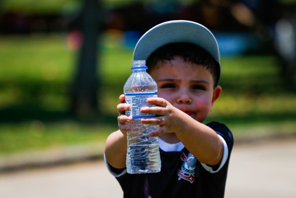 Desidratação em Dias Quentes: Urina como Indicador e Cuidados Essenciais para Crianças e Idosos