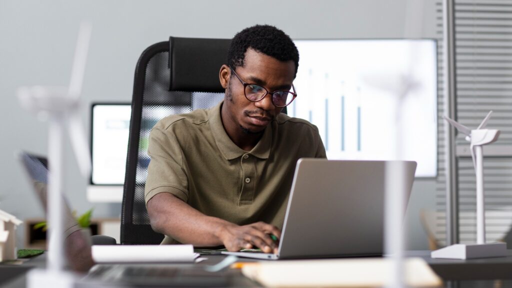 Setor Energético Investe em Educação para Superar Desafios Modernos