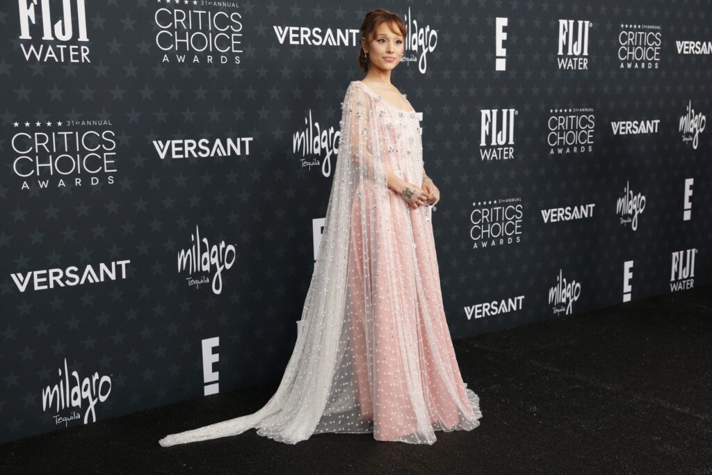 Ariana Grande Brilha de Morena no Critics Choice Awards 2026 com Estilo de Glinda