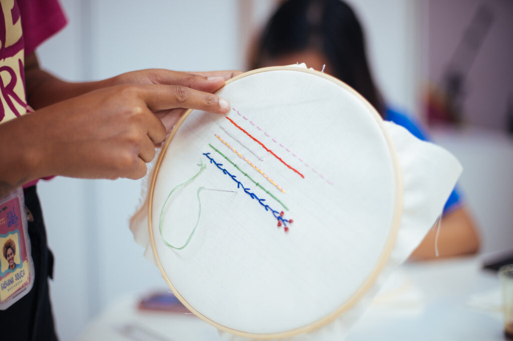 Ateliê do MAB Aumenta sua Programação de Férias com Minicursos Gratuitos de Bordado e Pintura