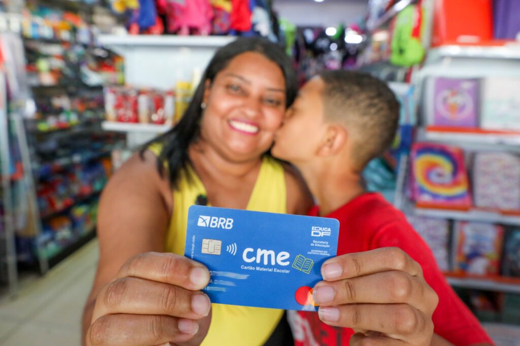 Benefícios Educacionais no DF: Cartões Creche, Material e Uniforme Escolar