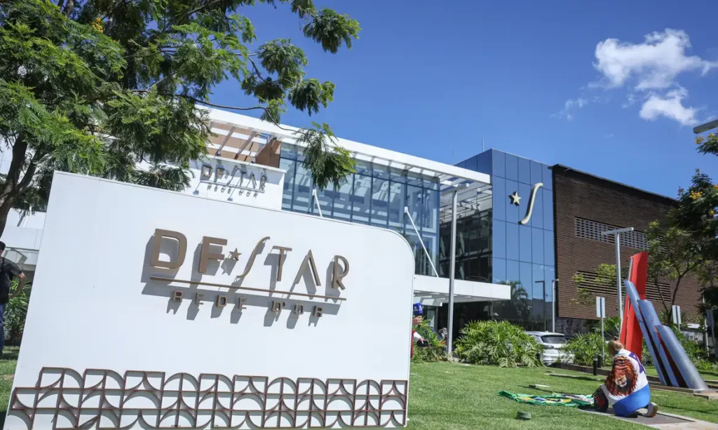 Bolsonaro Recebe Alta Hospitalar e Retorna à Prisão na PF