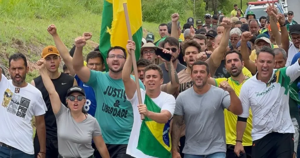 Caminhada de Nikolas Ferreira reúne mais de 100 pessoas em protesto até Brasília