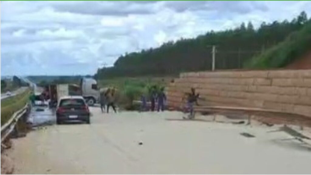 Caminhoneiro Tomba Carreta ao Desviar de Acidente com Dois Mortos na BR-163