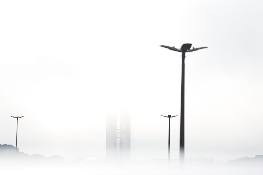 Céu Encoberto: Brasília Surge com Névoa Densa e Alerta de Chuvas