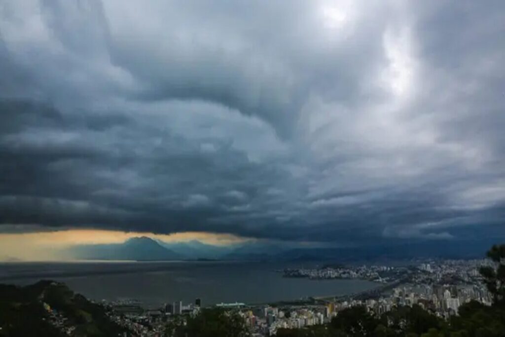 Ciclone Extratropical Alerta Vermelho em RS e SC: Preparativos Urgentes Ciclone Extratropical Alerta Vermelho em RS e SC: Preparativos Urgentes