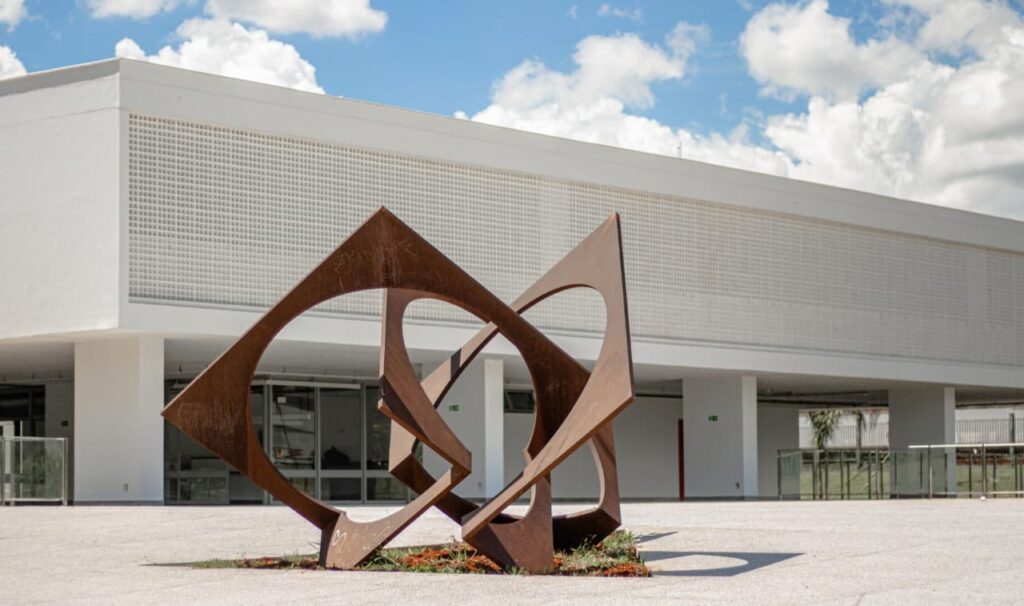 Cultura em Movimento: Finais de Semana Agitados com Cinema, MMA e Arte em Brasília Cultura em Movimento: Finais de Semana Agitados com Cinema, MMA e Arte em Brasília