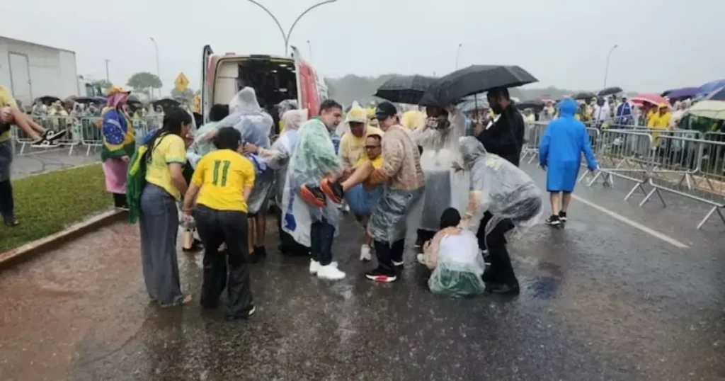 Internados após queda de raio em manifestação em Brasília: quatro em estado estável Internados após queda de raio em manifestação em Brasília: quatro em estado estável