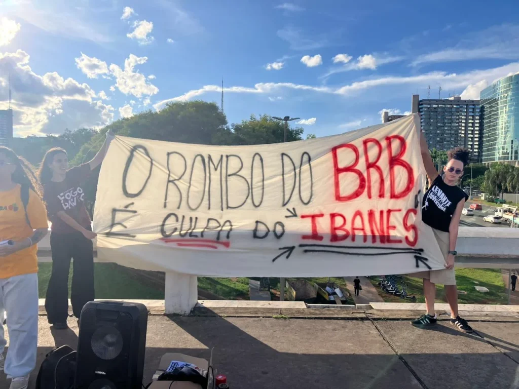Juventude Mobilizada em Brasília: Protesto Contra Governador Ibaneis Rocha e Escândalo do Banco Master Juventude Mobilizada em Brasília: Protesto Contra Governador Ibaneis Rocha e Escândalo do Banco Mast