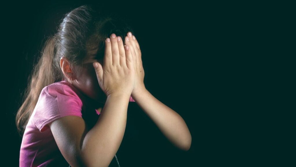 Mãe é presa por agredir filha de 11 anos por mexer no celular no DF Mãe é presa por agredir filha de 11 anos por mexer no celular no DF