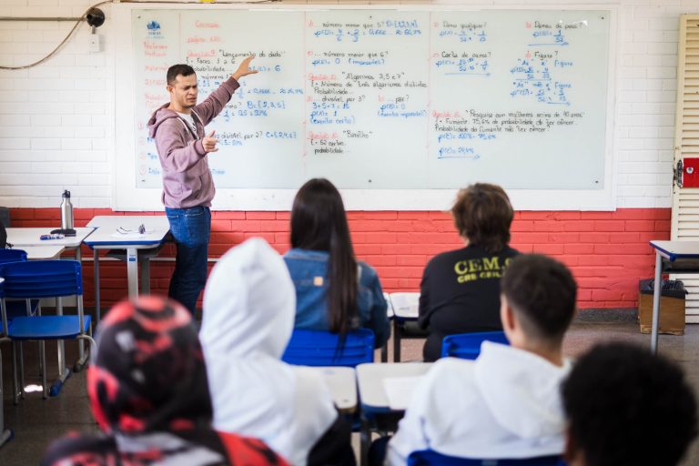 Matrículas para Educação de Jovens e Adultos no DF: Inscrições Abertas até 16 de Outubro Matrículas para Educação de Jovens e Adultos no DF: Inscrições Abertas até 16 de Outubro