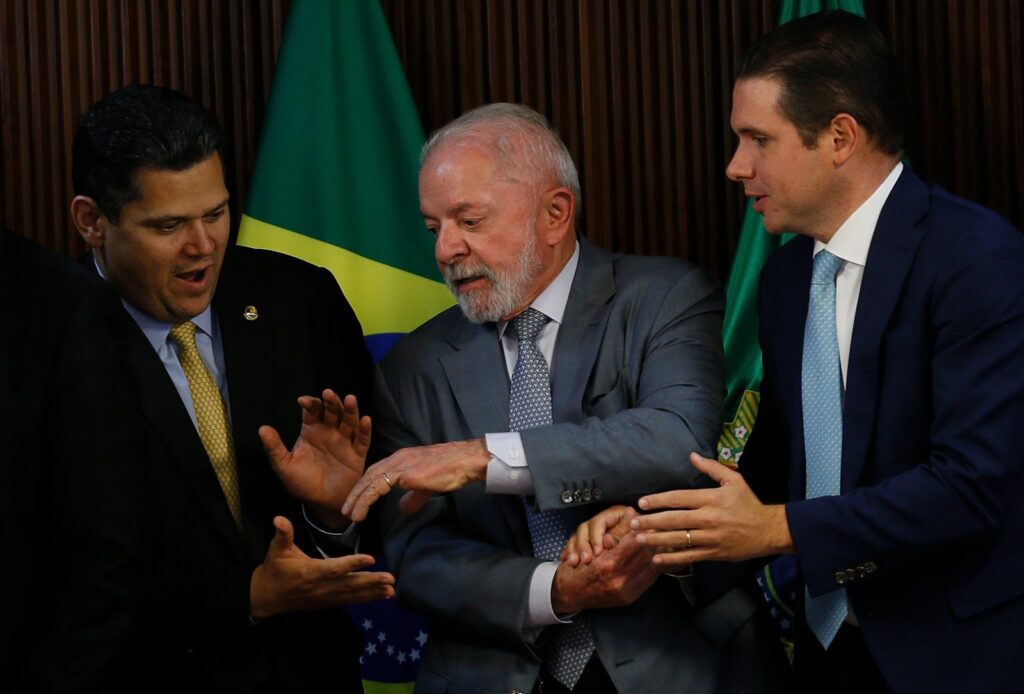 Motta e Alcolumbre se Mobilizam para Derrubar Veto de Lula ao Projeto da Dosimetria