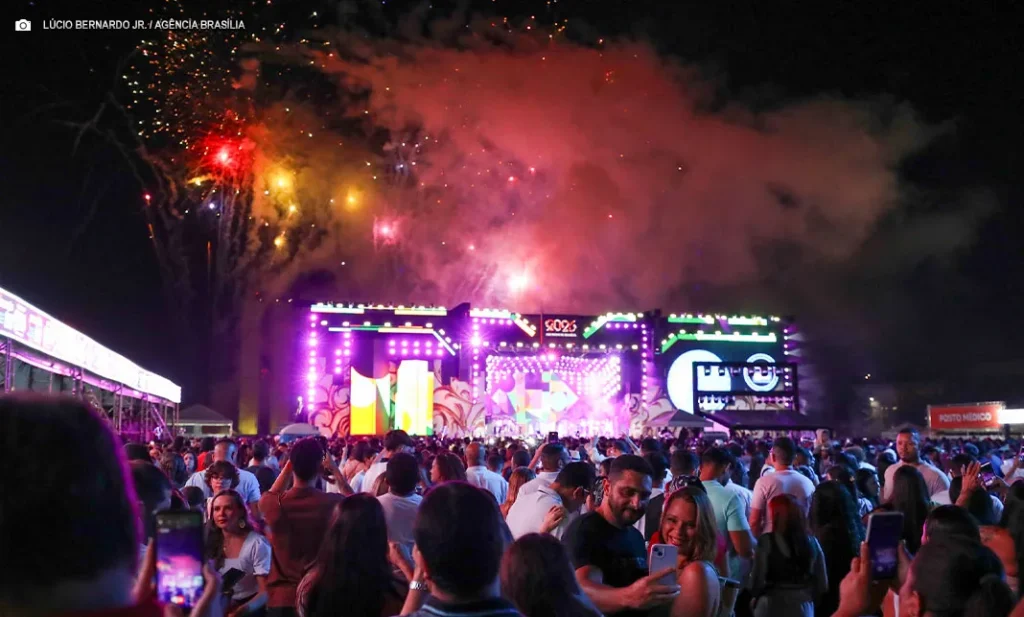 Réveillon na Esplanada: 200 Mil Pessoas Celebram a Chegada de 2026