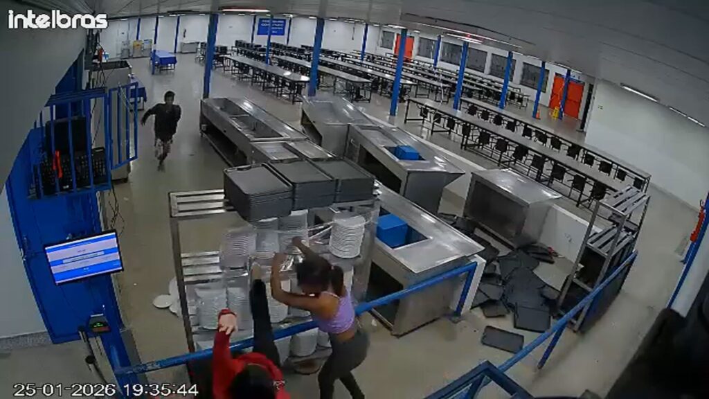 Vândalos Invadem Restaurante Comunitário no DF e Causam Destruição: Confira o Vídeo Vândalos Invadem Restaurante Comunitário no DF e Causam Destruição: Confira o Vídeo