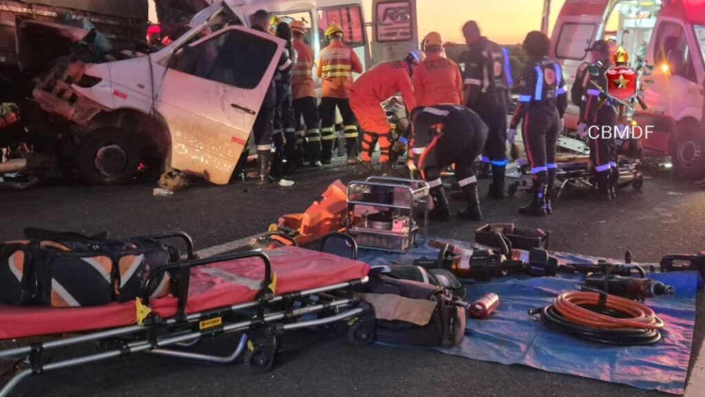 Acidente na BR-020: colisão entre carreta e van deixa 5 mortos e 12 feridos