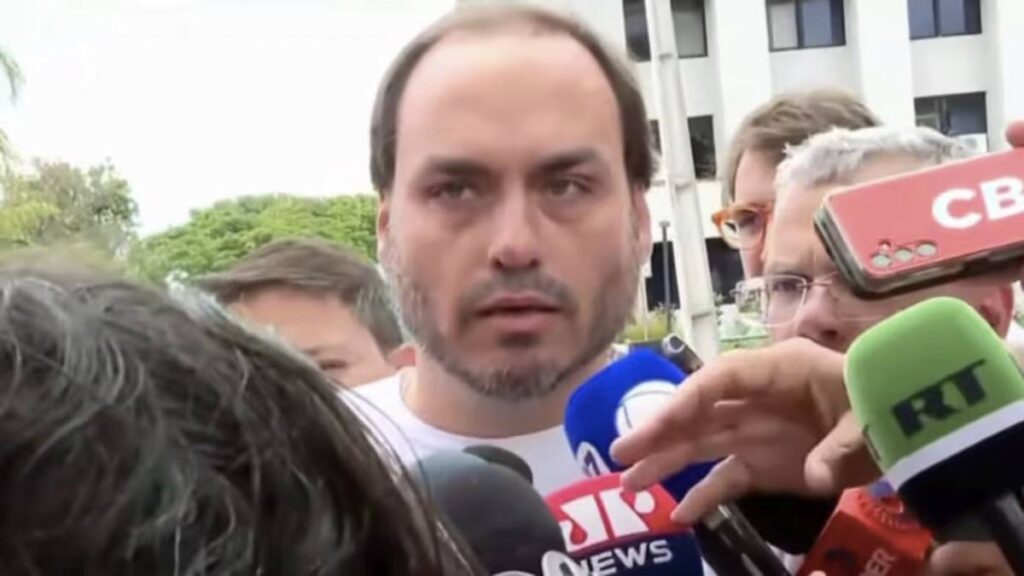 Carlos Bolsonaro Revela Crise de Saúde de Jair Bolsonaro na Prisão – Impacto Político Carlos Bolsonaro Revela Crise de Saúde de Jair Bolsonaro na Prisão - Impacto Político