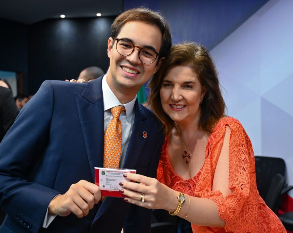 Cerimônia emocionante na OAB/DF: Ministra Daniela Teixeira entrega carteira ao filho