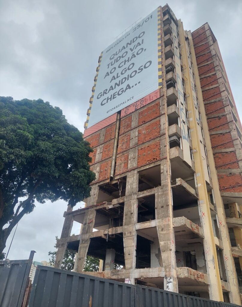 Documentário Revela a Implosão do Torre Palace Hotel em Brasília Documentário Revela a Implosão do Torre Palace Hotel em Brasília