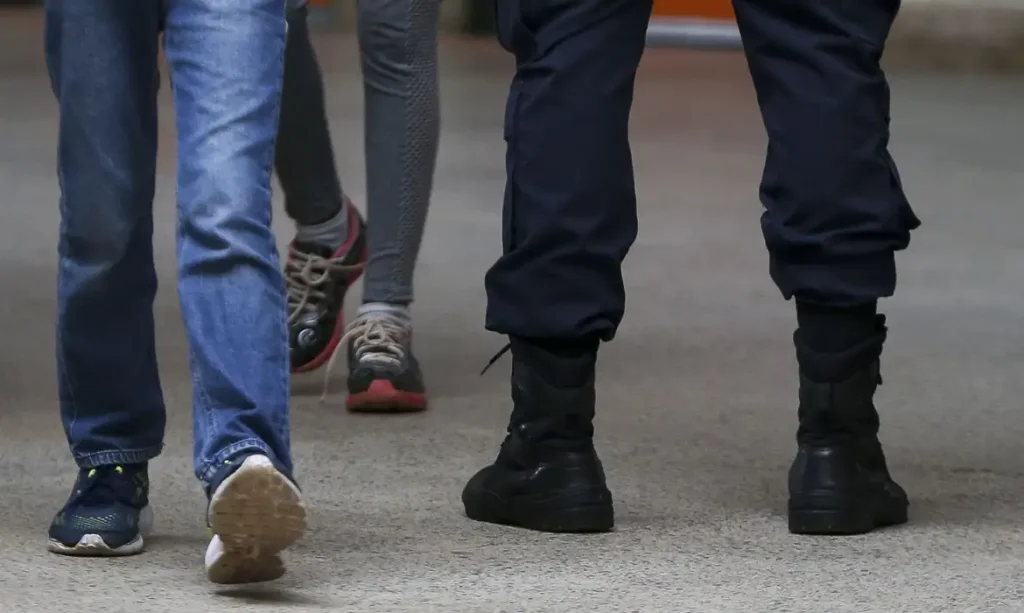 Escola no DF: Alunos Punidos com Flexões e PMs Afastados - Entenda o Caso