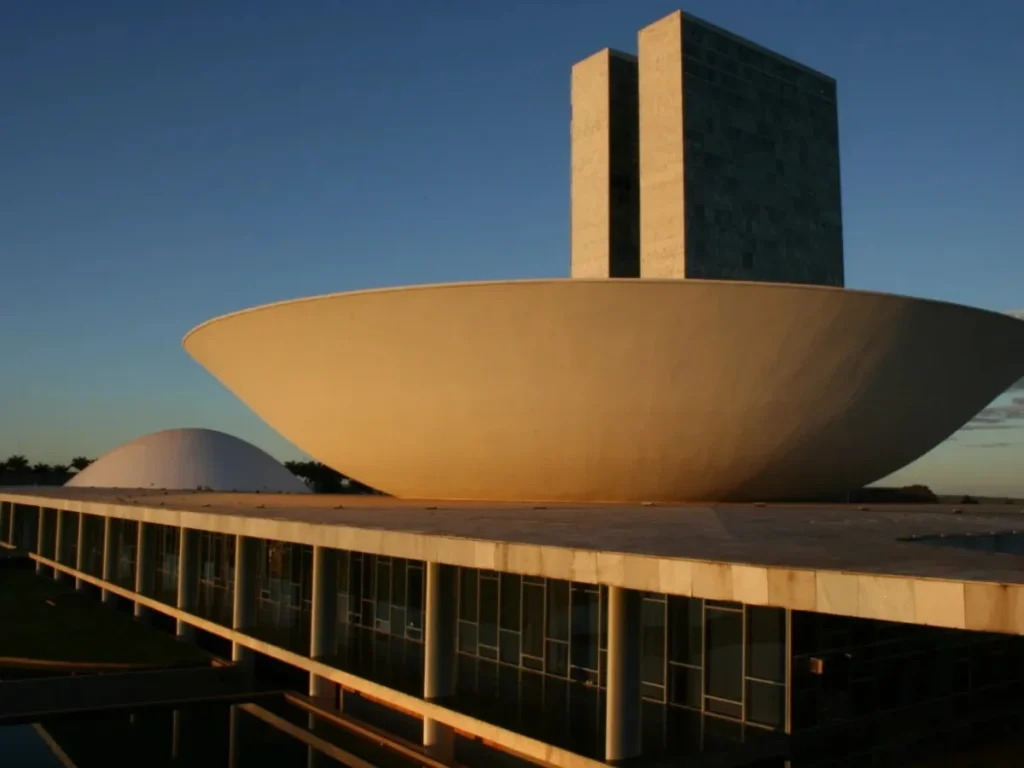 Homem Detido Nu em Direção ao Congresso: Um Alerta para a Segurança Pública Homem Detido Nu em Direção ao Congresso: Um Alerta para a Segurança Pública