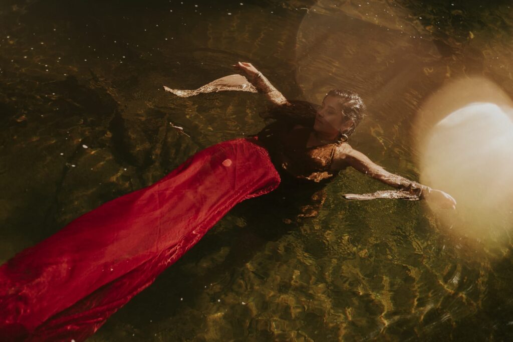 Lua Castanho Lança Álbum Debutante 'Vestido de Rainha' e Celebra a Feminilidade na Música