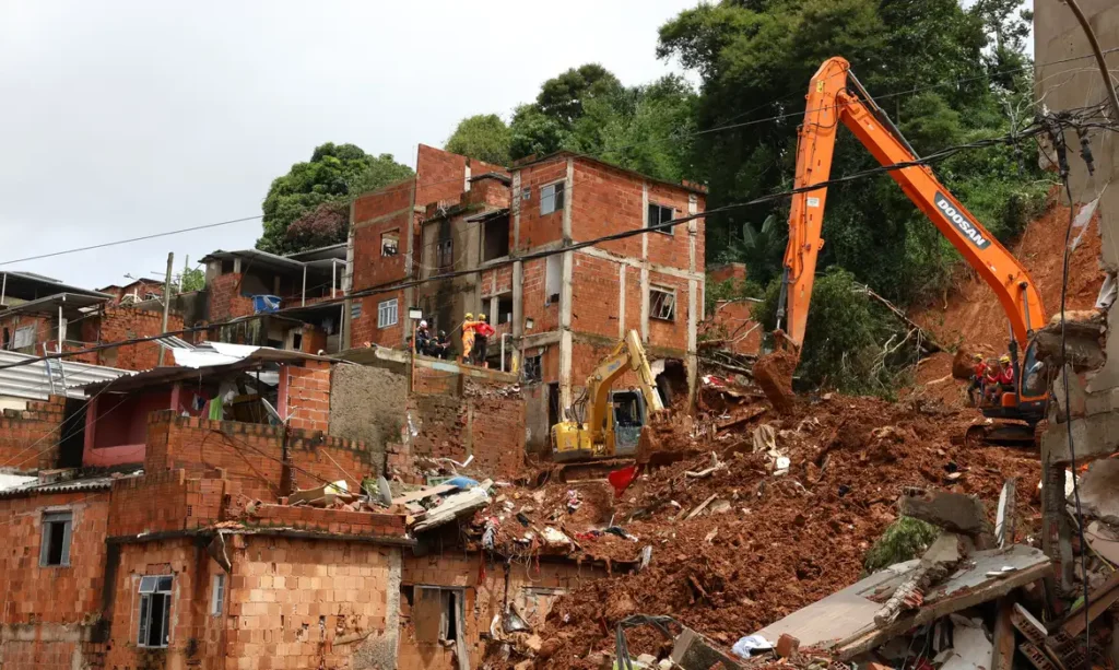 Minas Gerais Registra 65 Mortes em Consequência das Chuvas; Quatro Pessoas Ainda Desaparecidas Minas Gerais Registra 65 Mortes em Consequência das Chuvas; Quatro Pessoas Ainda Desaparecidas