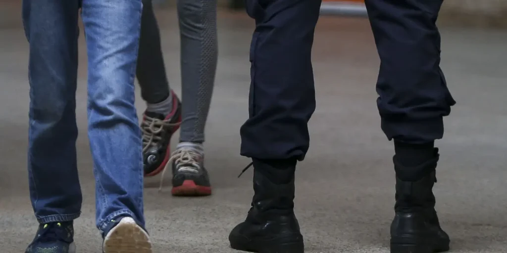 Policiais em Escola do DF Afastados Após Punição a Alunos com Flexões