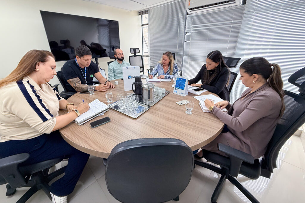 SEEDF Inova na Entrega do Cartão Uniforme Escolar em Agências do BRB