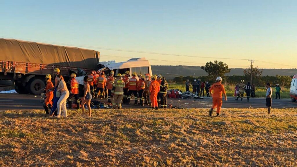 Tragédia na BR-020: Acidente entre Caminhão e Van Deixa 5 Mortos e 11 Feridos