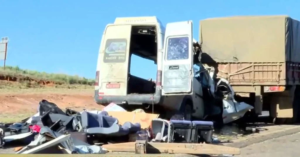 Tragédia no Distrito Federal: Acidente Entre Caminhão e Van Deixa Cinco Mortos Tragédia no Distrito Federal: Acidente Entre Caminhão e Van Deixa Cinco Mortos