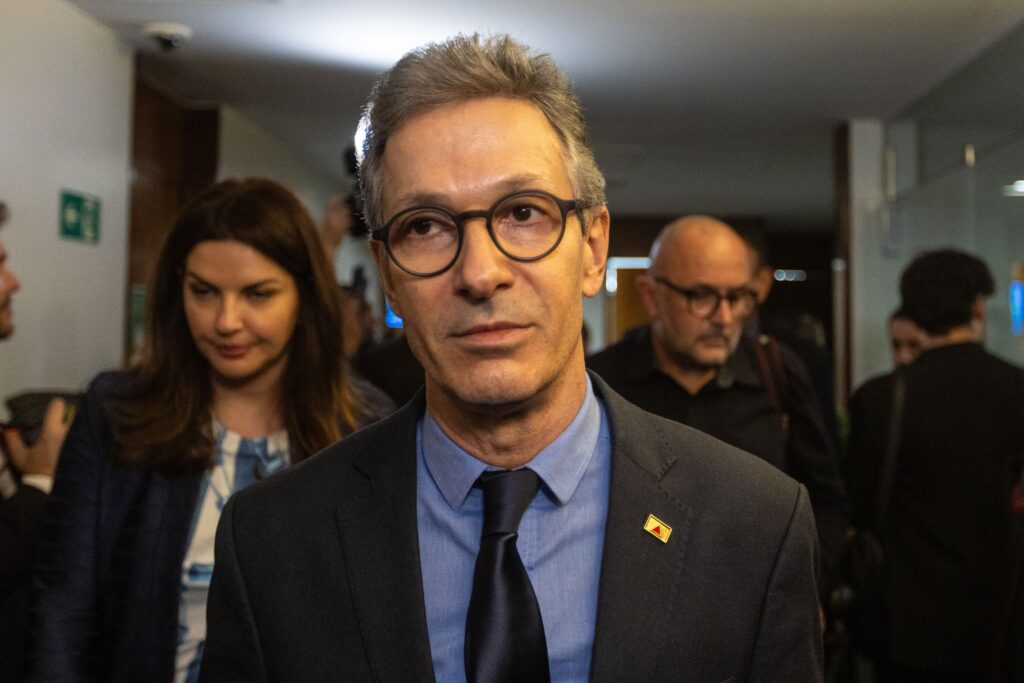 Zema Critica Idolatria Política e Defende Nova Abordagem em Entrevista