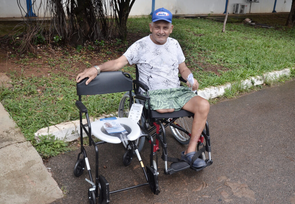 Cadeiras de Rodas e Banho: SES-DF Entrega Equipamentos a Pacientes em Espera