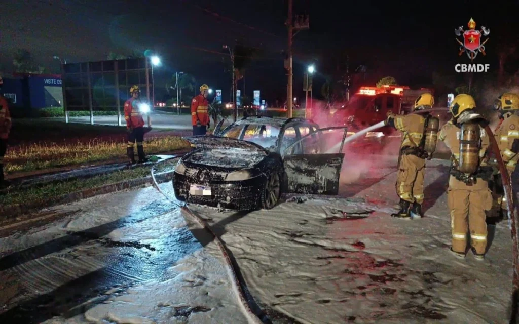Carro Incendeia na Entrada de Condomínio em Santa Maria, DF: Bombeiros Mobilizados