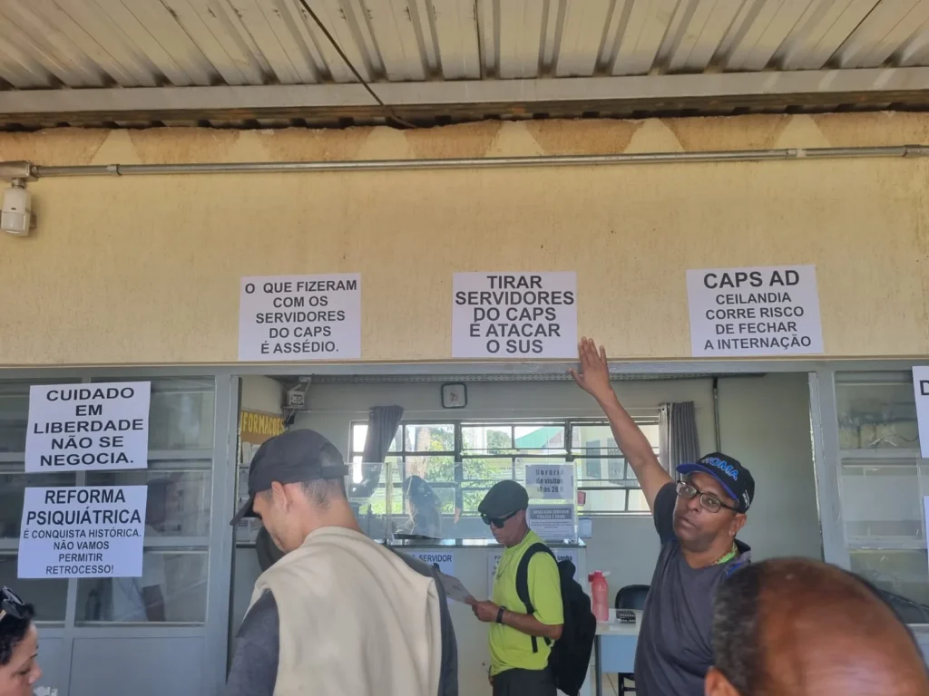 Dispensa de Servidores da Saúde no DF Coloca Caps em Risco de Fechamento Dispensa de Servidores da Saúde no DF Coloca Caps em Risco de Fechamento