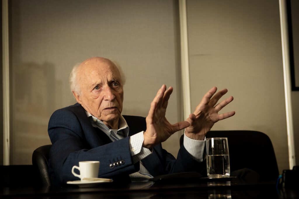 EUA em Declínio: Desafios em Educação, Inovação e Energia em Tempos de Conflito