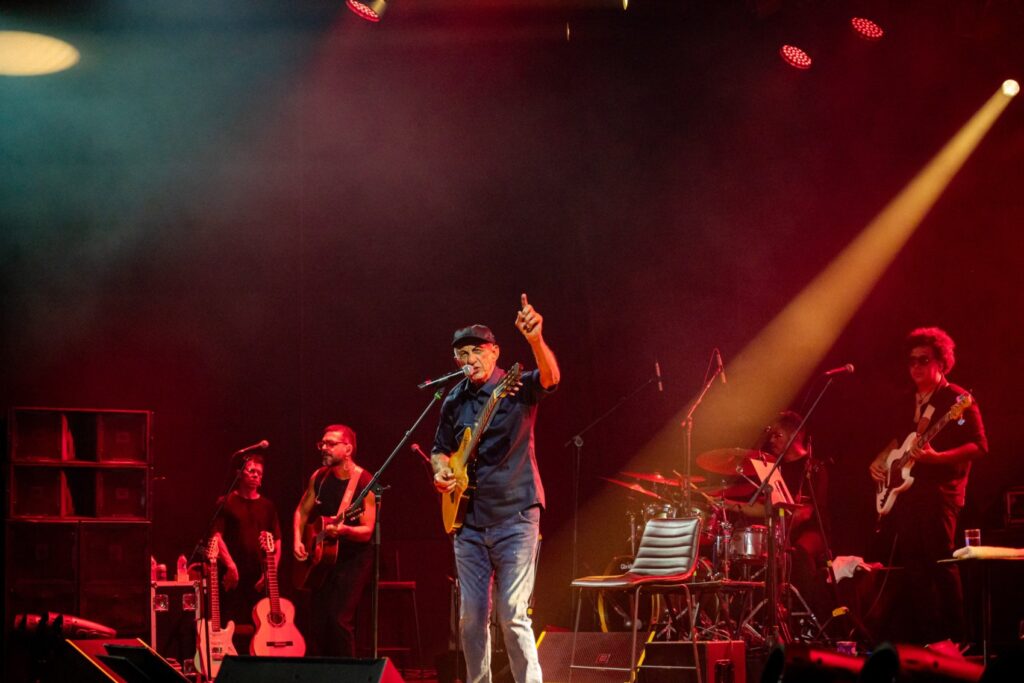 Fagner Encanta Público e Finaliza Feira da Indústria com Cultura e Emoção