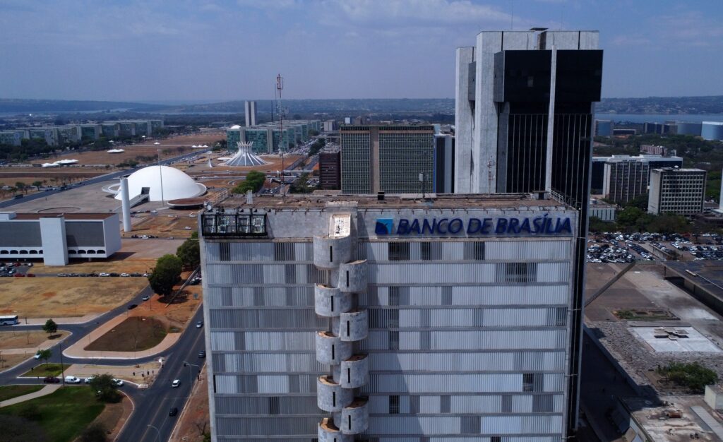 Governo do DF Planeja Venda de Ativos do BRB para Minimizar Rombo Financeiro