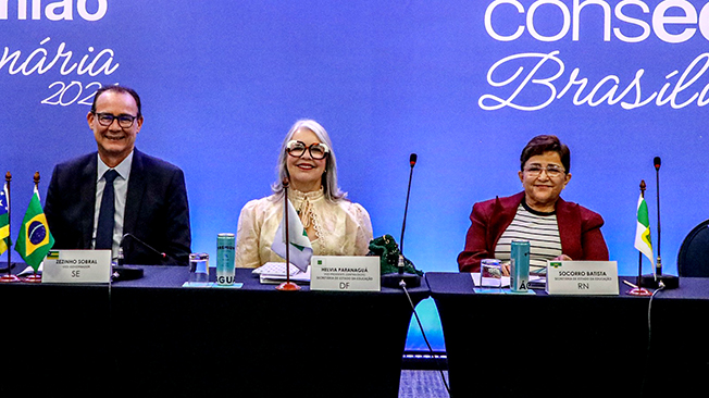 Hélvia Paranaguá Lidera o Consed e Destaca DF como Ponto Central no Debate Educacional Hélvia Paranaguá Lidera o Consed e Destaca DF como Ponto Central no Debate Educacional