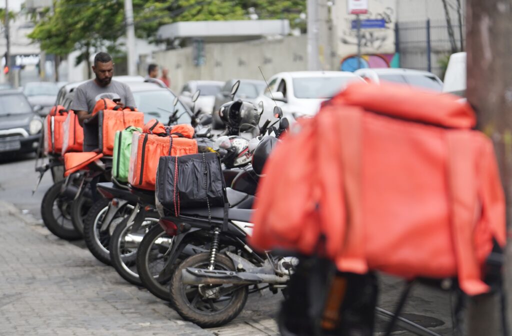 Pesquisa Revela: 71% dos Brasileiros Rejeitam Taxa Mínima em Entregas por Aplicativo