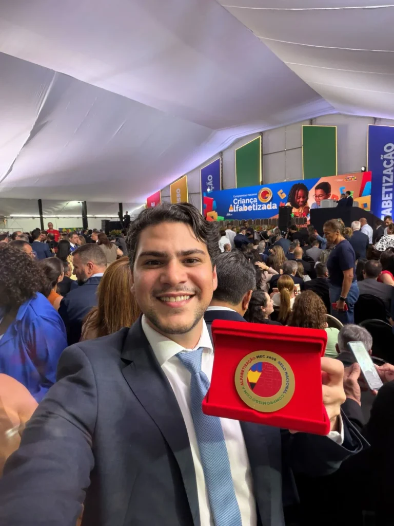 Prefeito Eduardo Bulhões Recebe Selo Ouro do Compromisso Nacional Criança Alfabetizada em Brasília