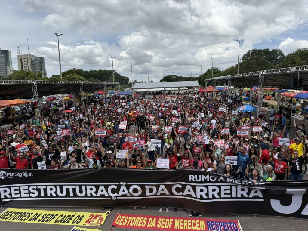 Professores do DF realizam paralisação e reivindicam melhorias na carreira