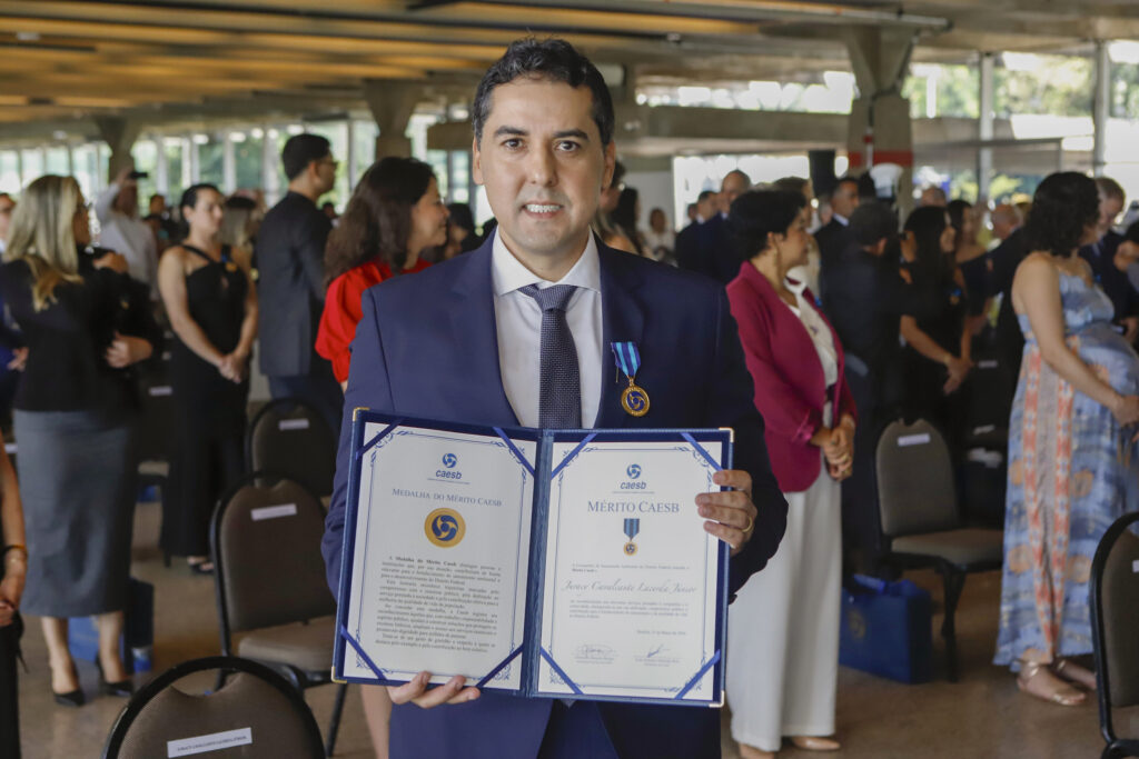 Secretário de Saúde do DF é Homenageado com Medalha Mérito Caesb