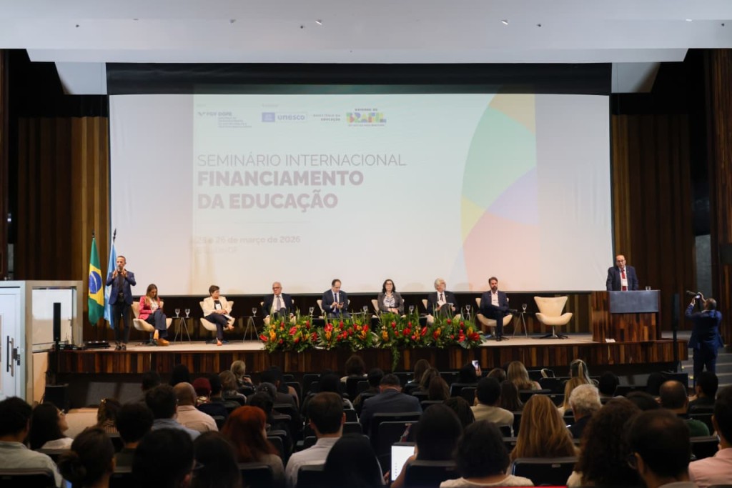 Seminário Internacional Discute Financiamento da Educação no Brasil e no Mundo Seminário Internacional Discute Financiamento da Educação no Brasil e no Mundo