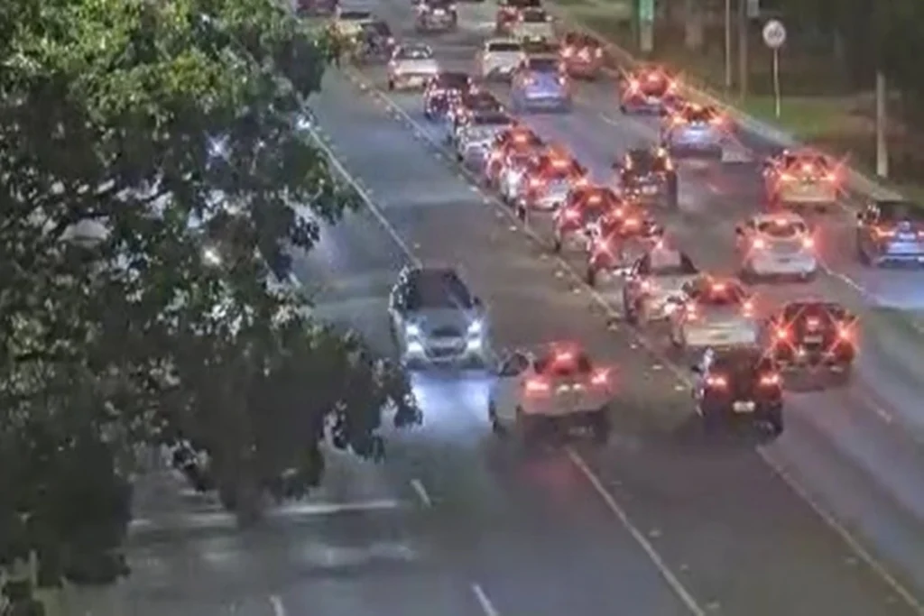 Acidente Impressionante no Eixão: Câmeras Registram Colisão Entre Três Veículos Acidente Impressionante no Eixão: Câmeras Registram Colisão Entre Três Veículos