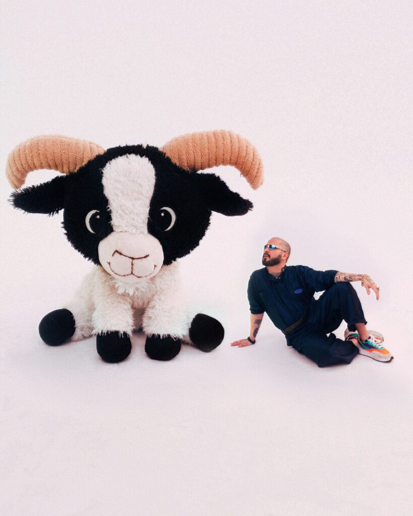 Cabra Guaraná: O DJ do DF Que Viraliza com Mash-ups Inusitados e Faz Sucesso pelo Brasil Cabra Guaraná: O DJ do DF Que Viraliza com Mash-ups Inusitados e Faz Sucesso pelo Brasil