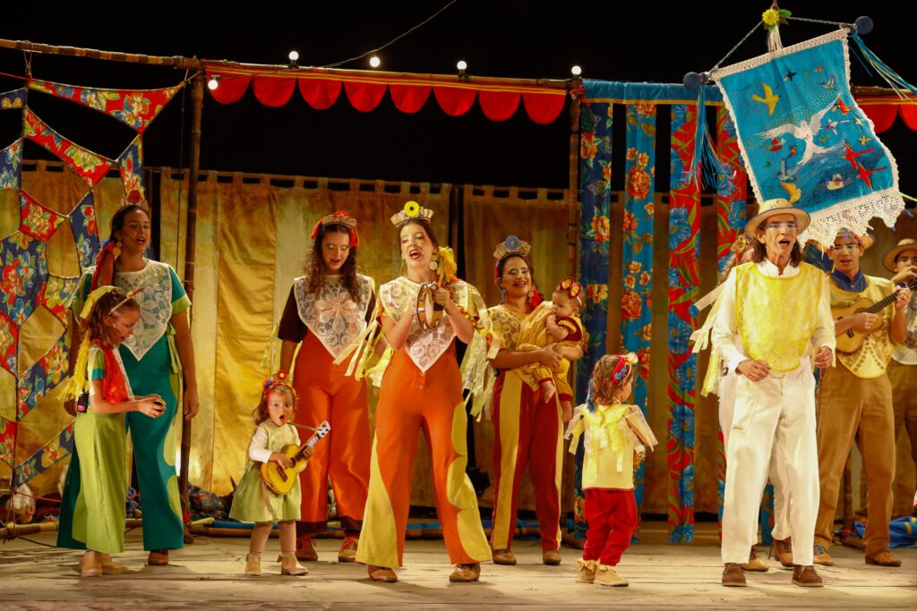 Carroça de Mamulengos: 50 Anos de Tradição e Cultura Popular no Festival de Curitiba